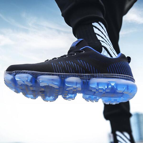 Baumgesäumter Stadtweg für einen ruhigen Spaziergang